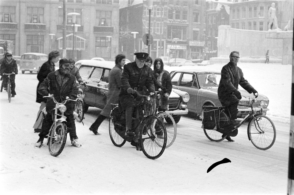 Brommers in sneeuw op Rokin, Amsterdam, Bestanddeelnr 923-2634
