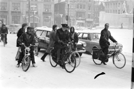 Brommers in sneeuw op Rokin, Amsterdam, Bestanddeelnr 923-2634