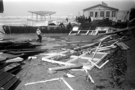 Brokstukken en onderdelen van de starndtenten verspreid over het strand, Bestanddeelnr 923-4805