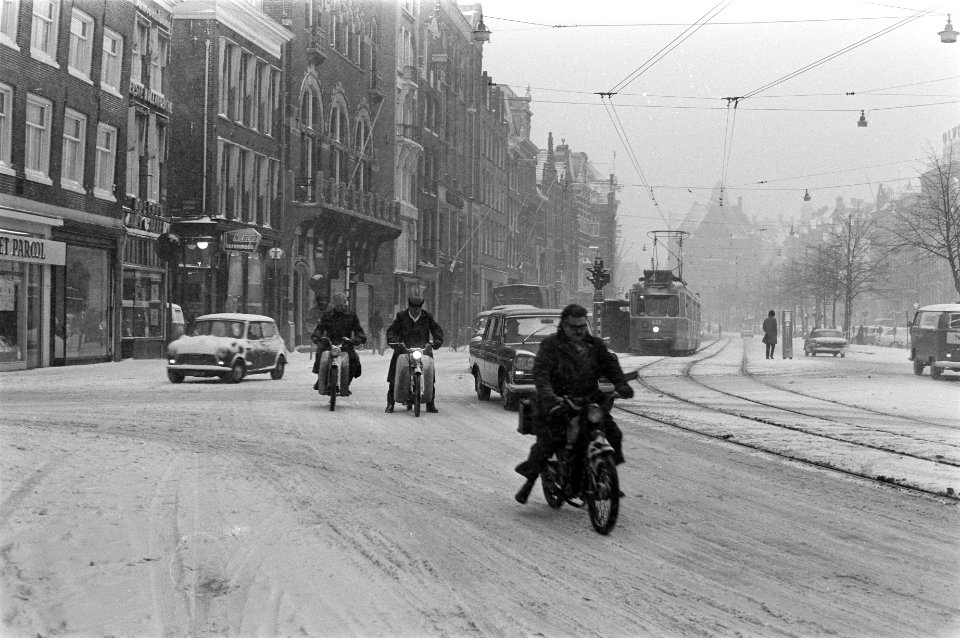 Brommers in sneeuw op Rokin, Amsterdam, Bestanddeelnr 923-2632