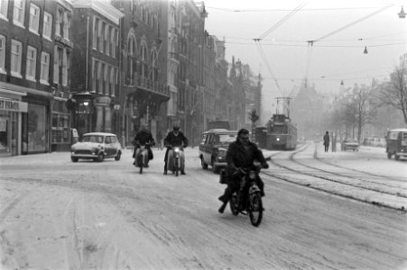 Brommers in sneeuw op Rokin, Amsterdam, Bestanddeelnr 923-2632