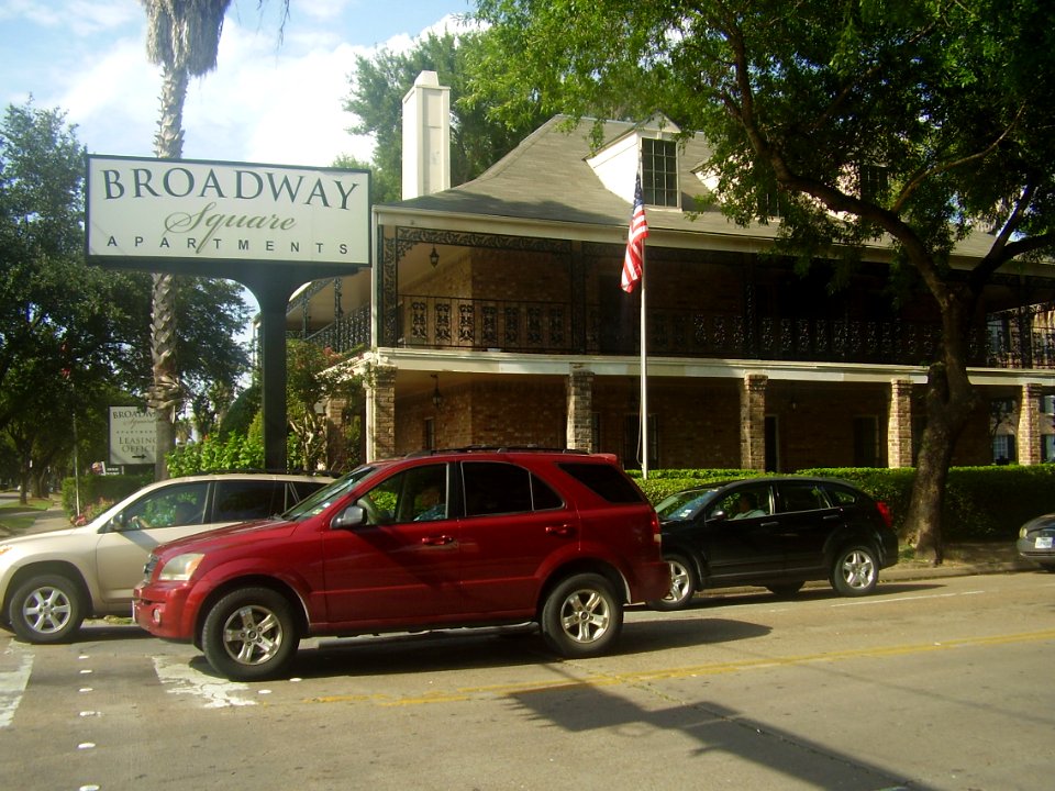 BroadwaySquareAptsHouston
