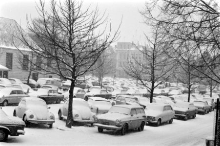 Brommers in sneeuw op Rokin, Amsterdam, Bestanddeelnr 923-2635
