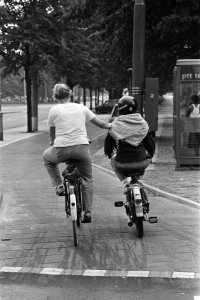 Brommer trekt fietser (Amsterdam), Bestanddeelnr 932-2908