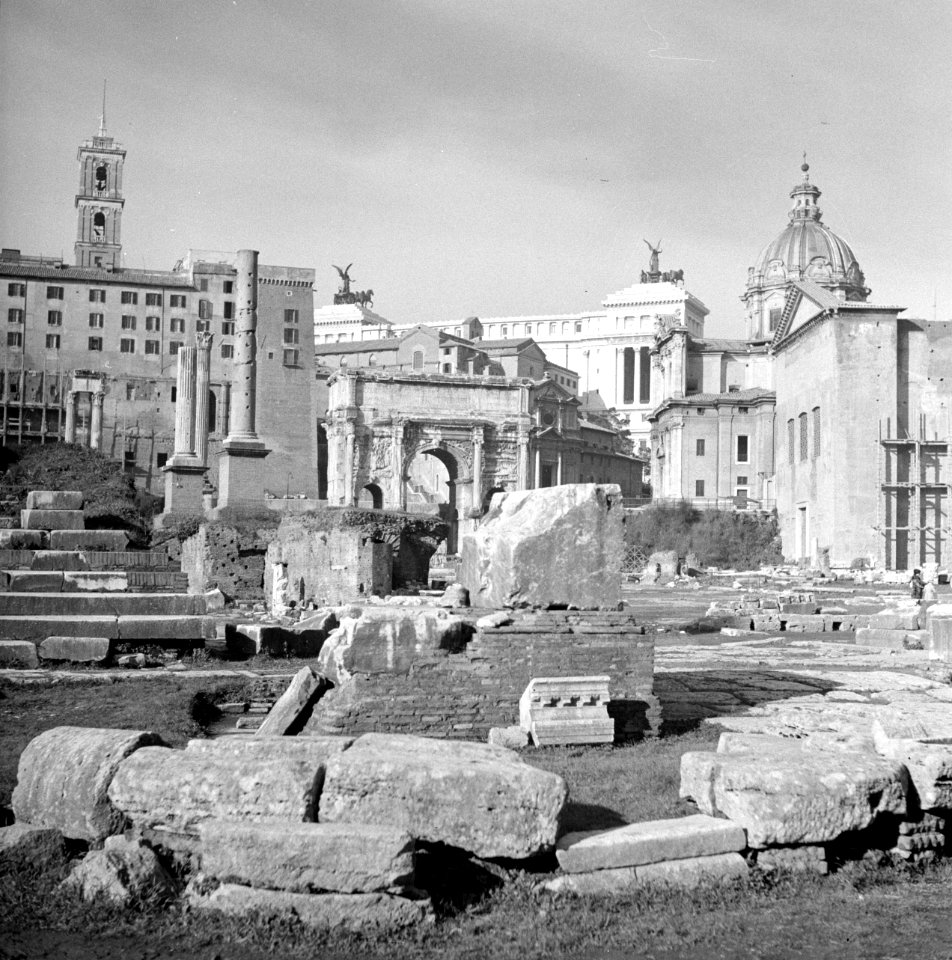 Brokstukken mogelijk van de Tempel van Castor en Pollux aan het Forum Romanum, Bestanddeelnr 191-1189