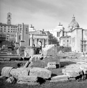 Brokstukken mogelijk van de Tempel van Castor en Pollux aan het Forum Romanum, Bestanddeelnr 191-1189