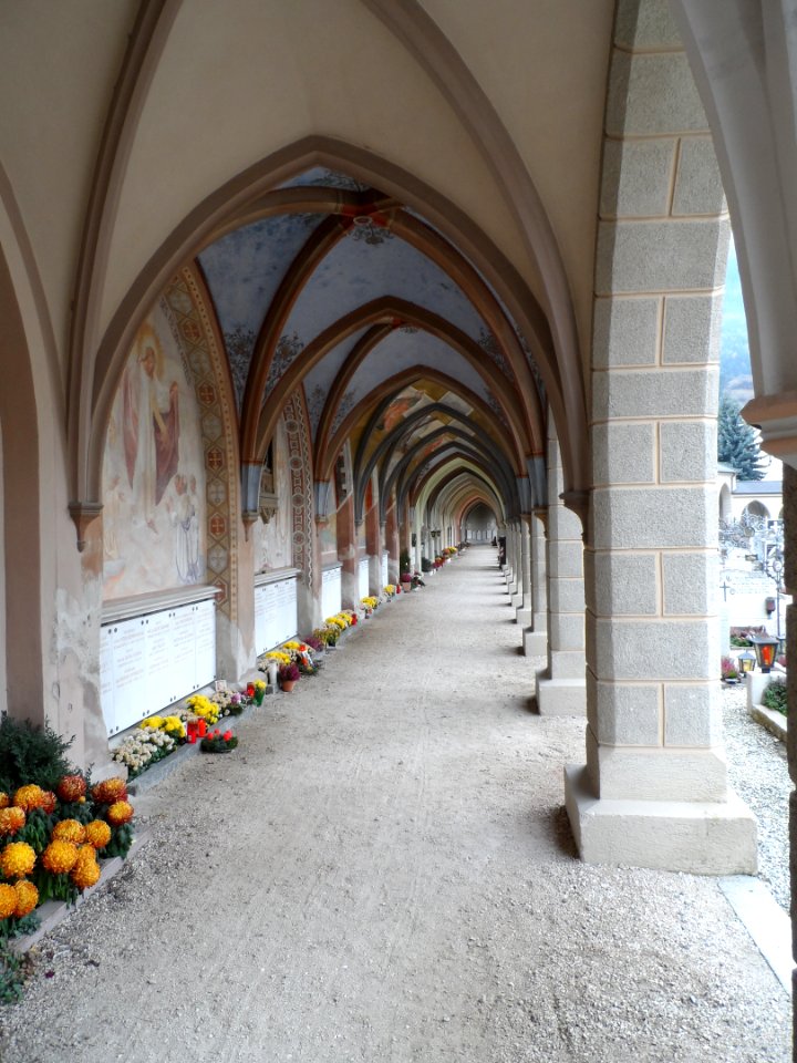 Brixen-Friedhofsarkaden-II