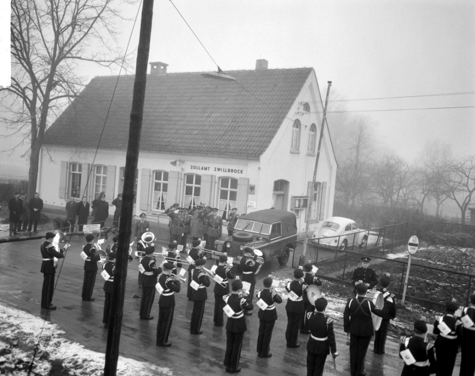 Britse militairen marcheren van Osnabruck naar Hoek van Holland , bij de oversch, Bestanddeelnr 915-9997