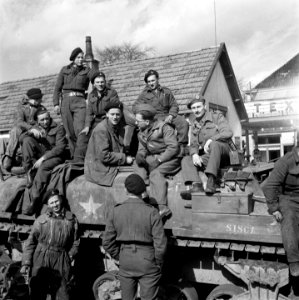 Britse militairen (van de Guards Armoured Division) in rust op een tank, Bestanddeelnr 900-2395