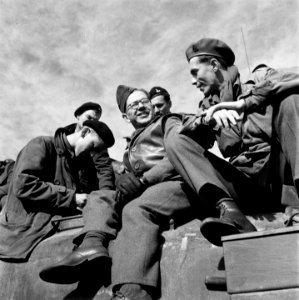 Britse militairen (van de Guards Armoured Division) in rust op een tank, Bestanddeelnr 900-2396