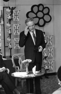 Britse Persweek, o.a. opdracht Britse Ambassade, in Amsterdam mr. Hugh Cud (voor, Bestanddeelnr 922-2132