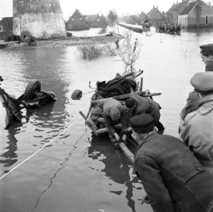 Britse militairen op het geinundeerde Walcheren bij de molen te Sint Laurens, Bestanddeelnr 900-2358