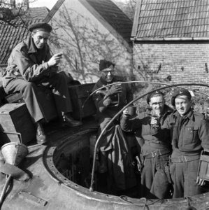 Britse tankbemanning viert de overwinning, Bestanddeelnr 900-2401