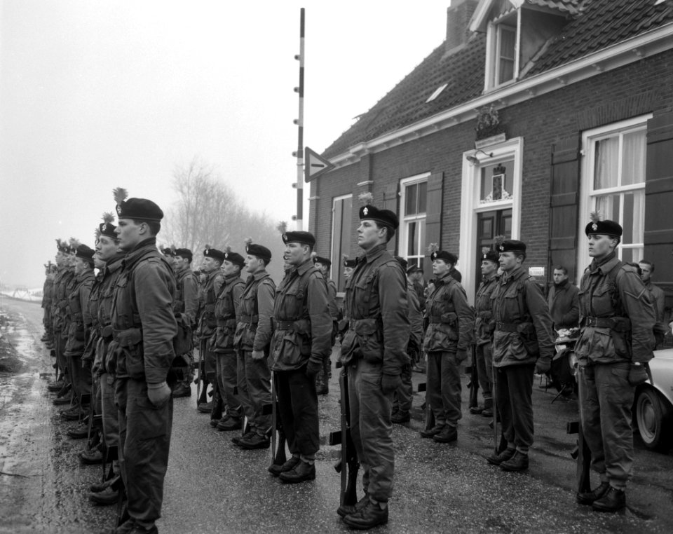 Britse militairen marcheren van Osnabruck naar Hoek van Holland , bij de oversch, Bestanddeelnr 915-9994