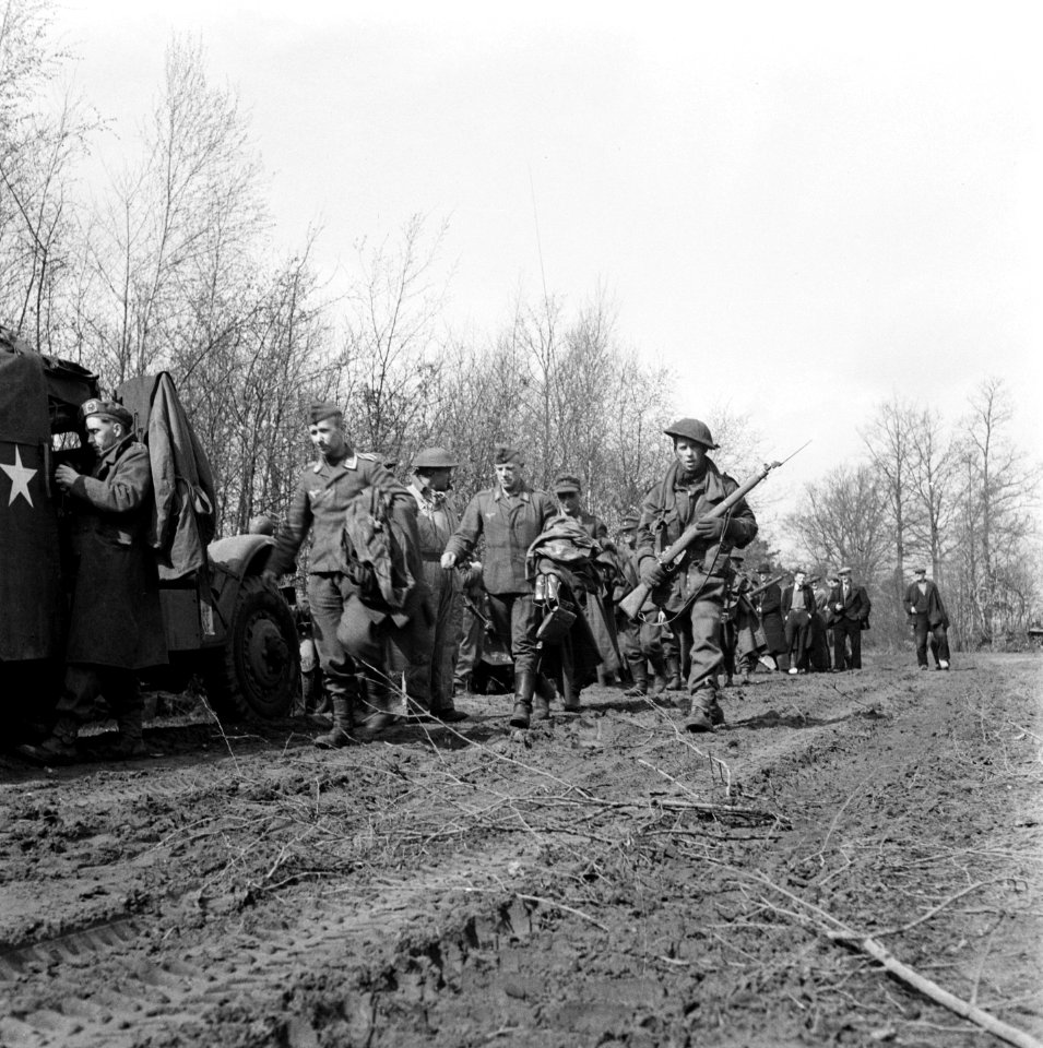 Britse militairen brengen Duitse krijgsgevangenen (Luftwaffe) tijdens de opmars, Bestanddeelnr 900-2377