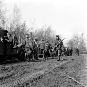 Britse militairen brengen Duitse krijgsgevangenen (Luftwaffe) tijdens de opmars, Bestanddeelnr 900-2377