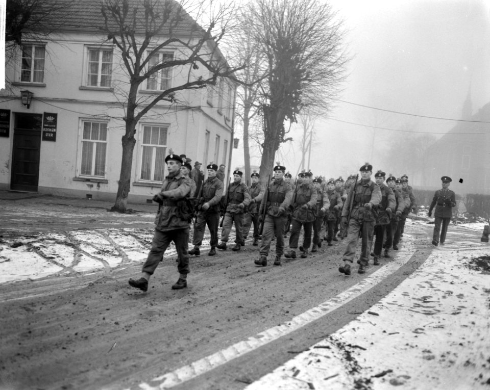Britse militairen marcheren van Osnabruck naar Hoek van Holland , bij de oversch, Bestanddeelnr 916-0000