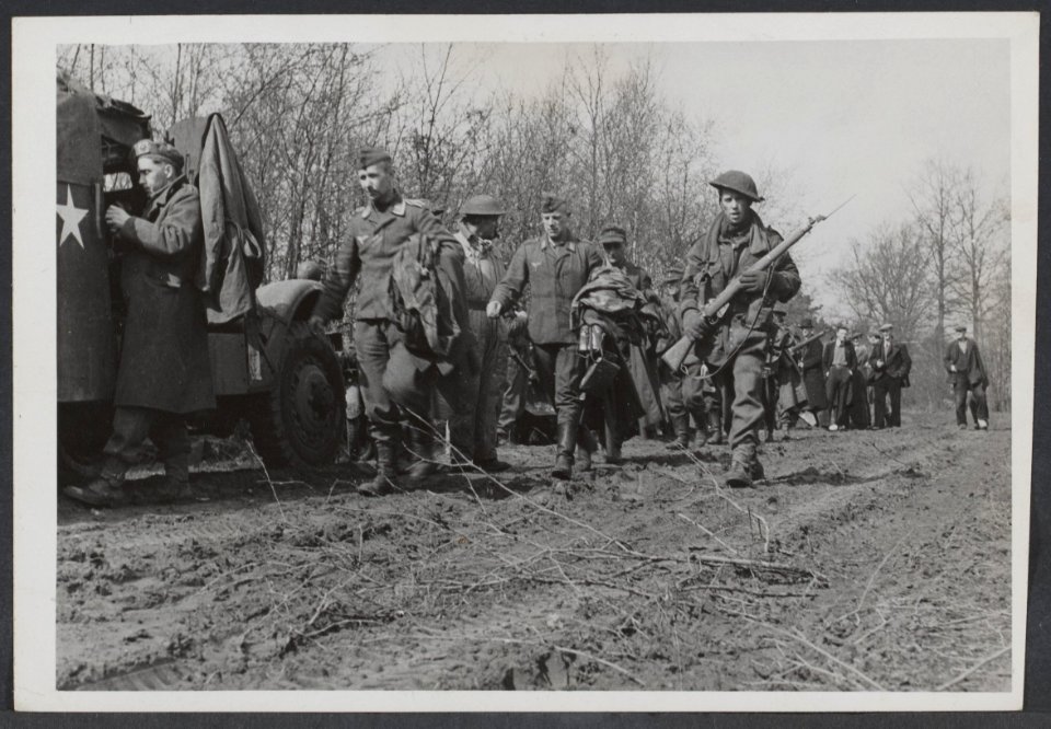 Britse militairen van het Seventh Hampshire Regiment brengen Duitse krijgsgevang, Bestanddeelnr 29051 011
