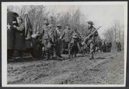 Britse militairen van het Seventh Hampshire Regiment brengen Duitse krijgsgevang, Bestanddeelnr 29051 011