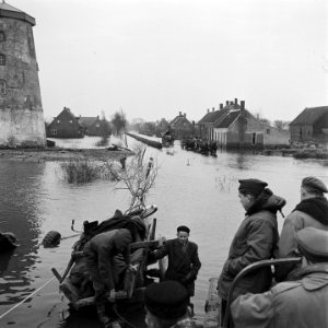 Britse militairen op het geinundeerde Walcheren bij de molen te Sint Laurens (ri, Bestanddeelnr 900-2357