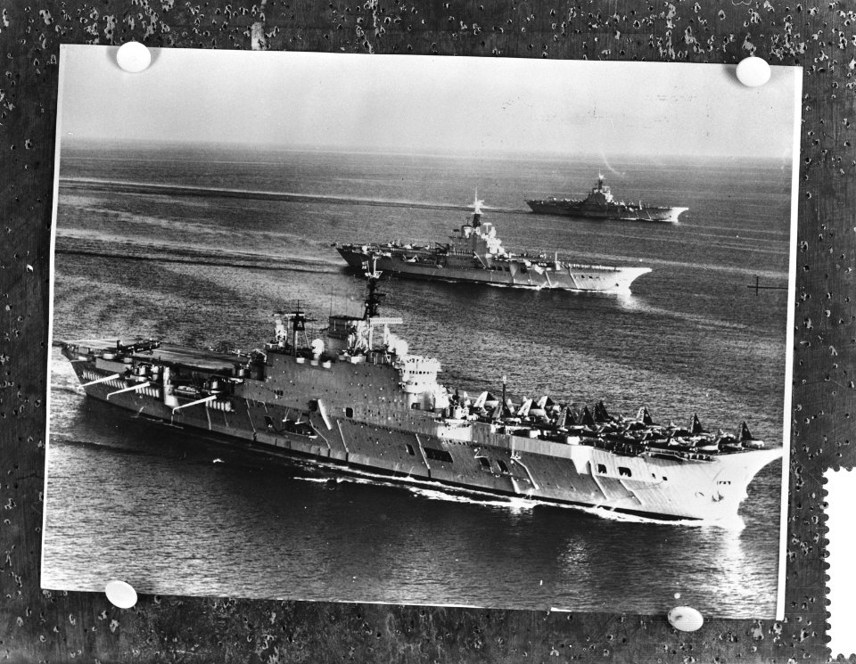 Britse Middellandse Zeevloot van voor naar achter Hr Ms Eagles , Bulwark, A, Bestanddeelnr 909-7125