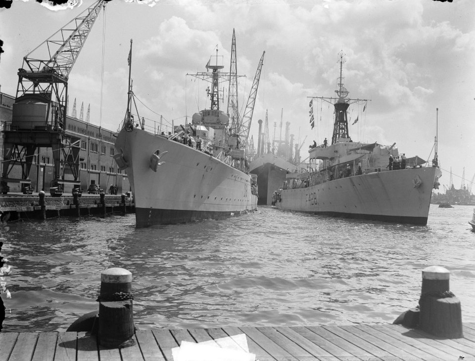 Britse torpedoboot jam St Kitts en Brits fregat Loch Alvie aan Javakade, Bestanddeelnr 904-0758