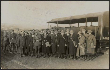 British munition workers in France. A group of the party taken at the Front, Bestanddeelnr 158-2716
