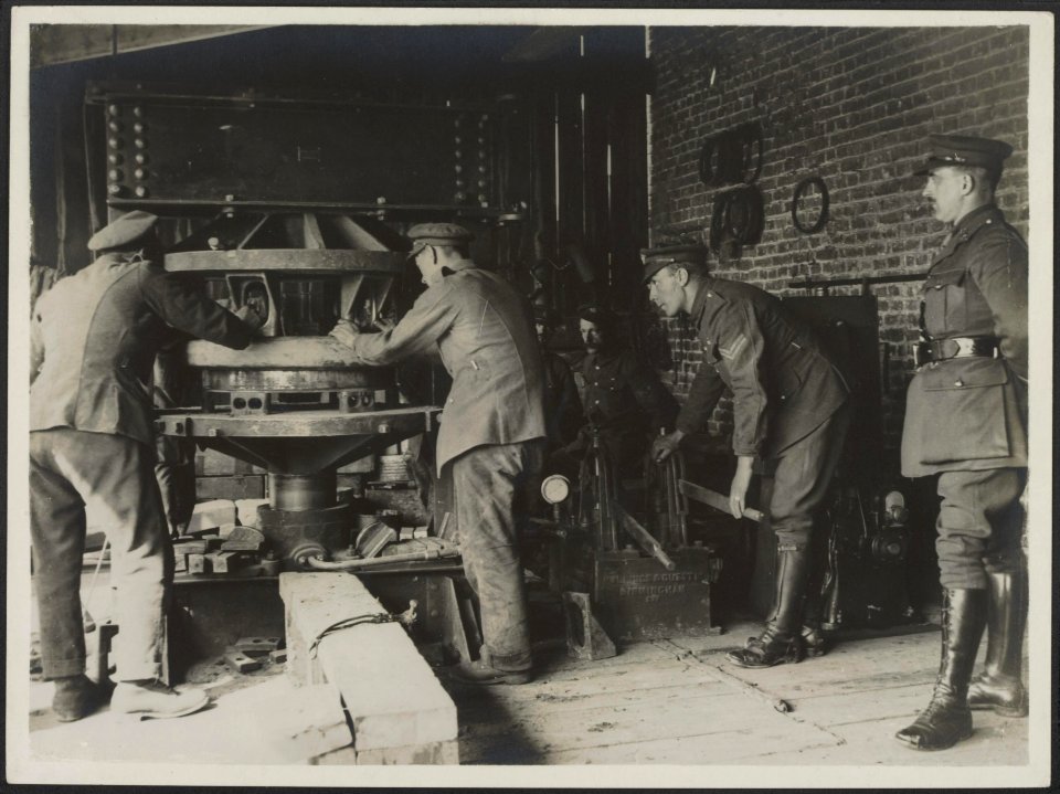British Military Tyre Press in France, showing a tyre being forced on a lorry wh, Bestanddeelnr 158-2755