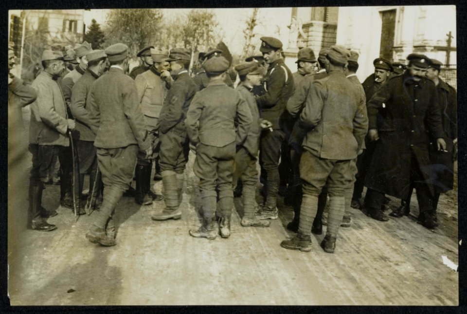 British, French and Italian troops were friends at once, and it is very common t, Bestanddeelnr 158-1503