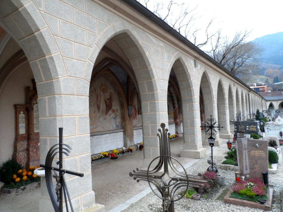 Brixen-Friedhofsarkaden-I