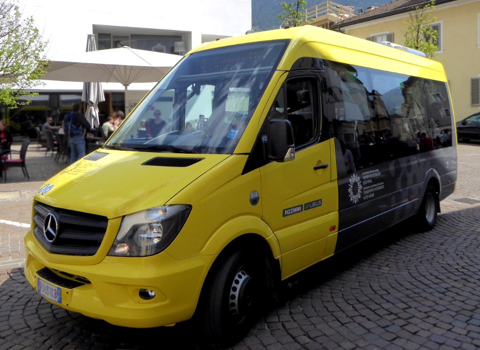 Brixen, Kleinbus im Ortsverkehr, 1