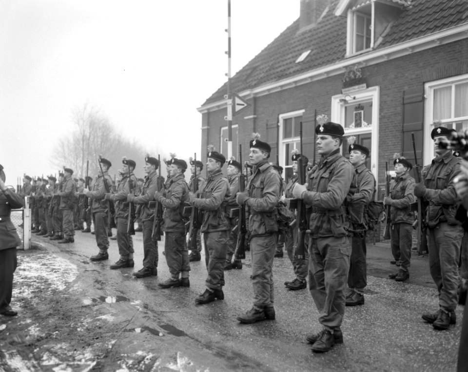 Britse militairen marcheren van Osnabruck naar Hoek van Holland , bij de oversch, Bestanddeelnr 915-9995