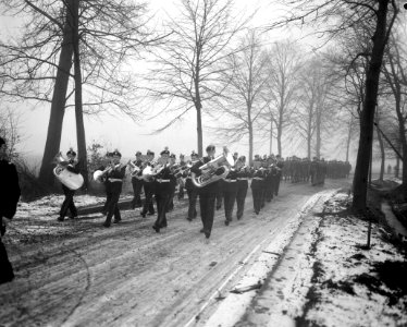 Britse militairen marcheren van Osnabruck naar Hoek van Holland , bij de oversch, Bestanddeelnr 915-9993