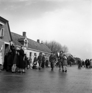 Britse militairen in een bevrijd Twents dorp, Bestanddeelnr 900-2385
