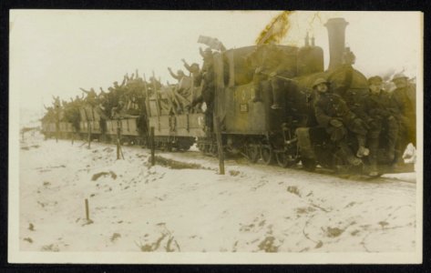 Britse militaire eenheid rijdt mee op een goederentrein door een besneeuwd lands, Bestanddeelnr 158-1336