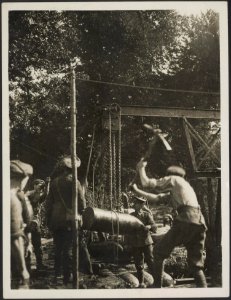 Britse militairen verladen bommen, Bestanddeelnr 158-2320