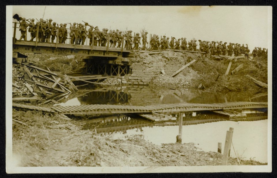 Britse militaire eenheid trekt over een noodbrug., Bestanddeelnr 158-1343