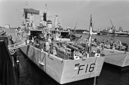 Britse marineschepen bezoeken Amsterdam, Diomede en Nuiat aan de Oosterhandelska, Bestanddeelnr 928-6931
