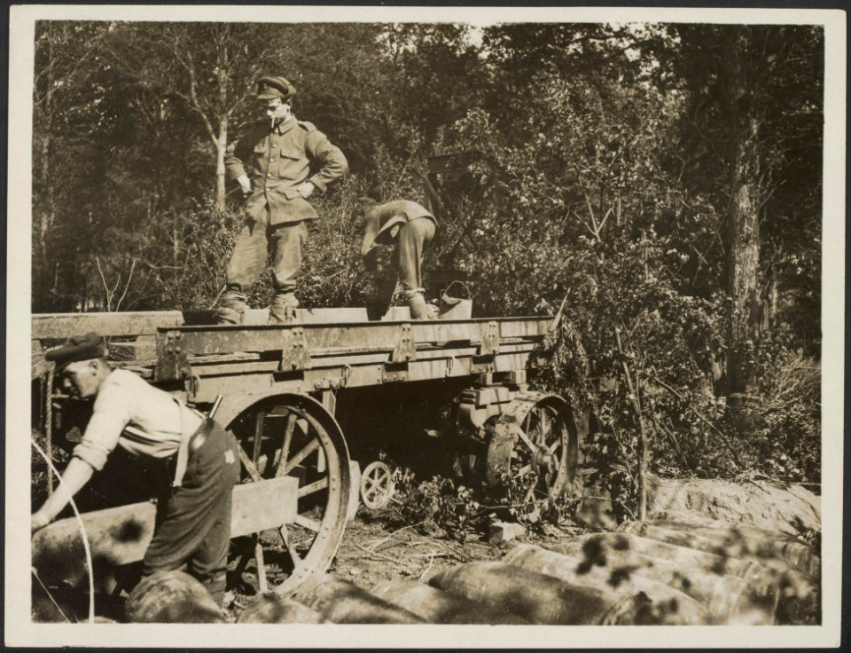 Britse militairen verladen bommen, Bestanddeelnr 158-2321
