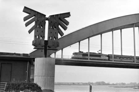 Brugmonument als hommage aan de bouwers, bij de spoorbrug bij Culemborg, Bestanddeelnr 932-7295