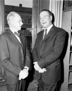 Britse TV-directeur Kenneth Adam in Den Haag , links dr ir WTh Bahlen, Bestanddeelnr 914-6151