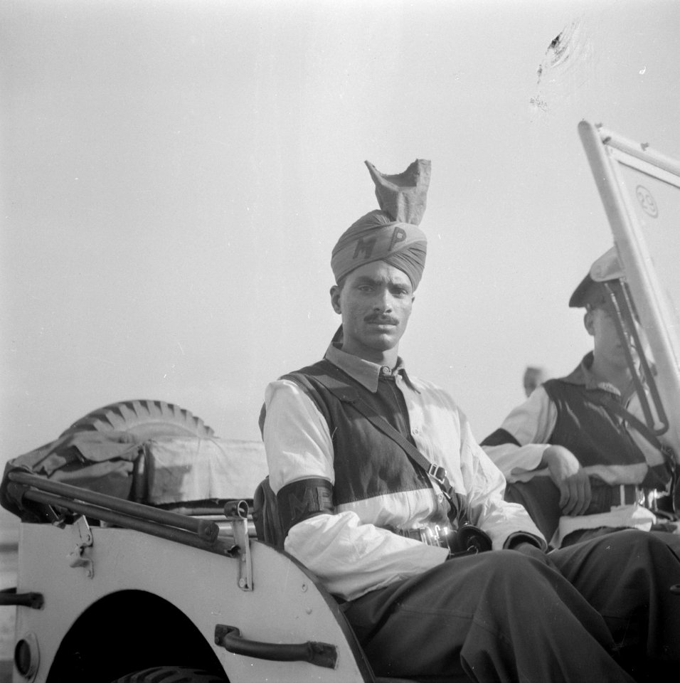 Brits-Indische militair van de militaire politie in een jeep, Bestanddeelnr 255-6727