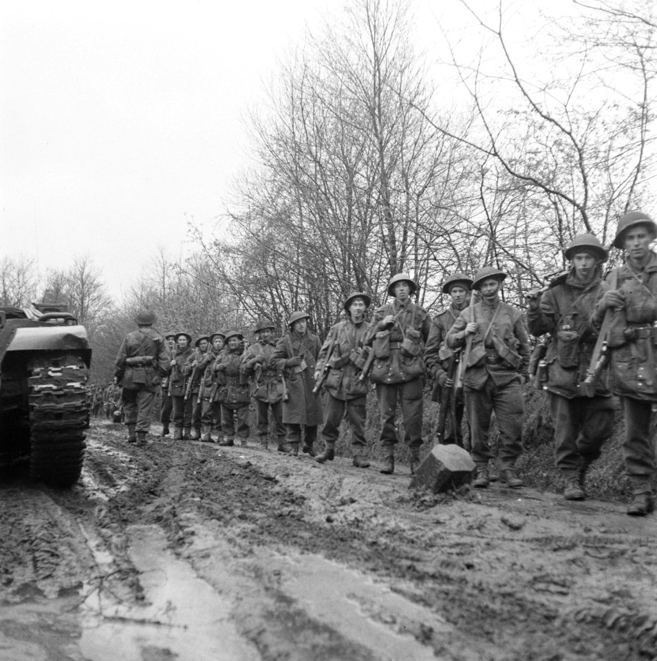Britse soldaten van het Seventh Hampshire Regiment rukken op van Enschede naar H, Bestanddeelnr 900-2374