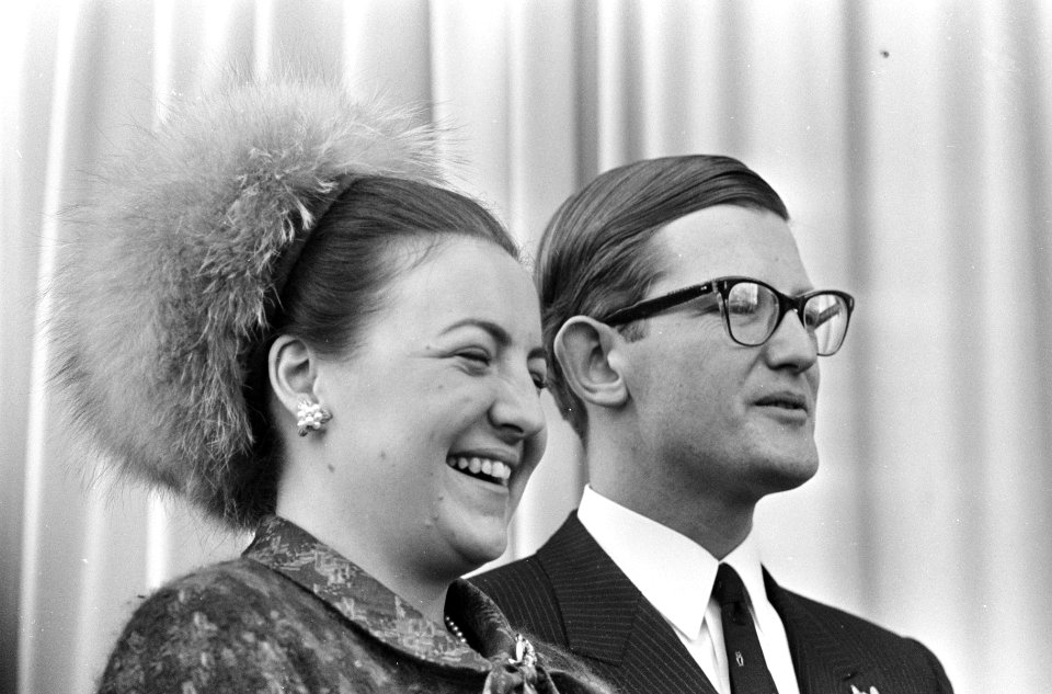 Bruidspaar in Den Haag , prinses Margriet en Pieter (koppen) kijkend naar school, Bestanddeelnr 919-9568