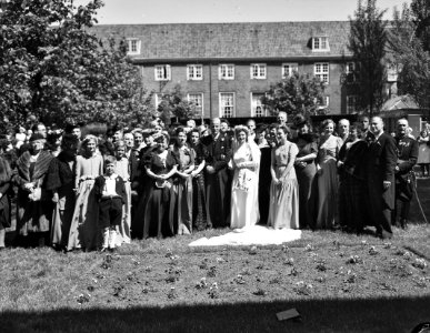 Bruidspaar tussen ouden van dagen, Bestanddeelnr 901-7409