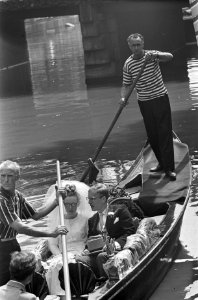 Bruidspaar Klene Van Stelten maakte per gondel tocht door Amsterdamse grachten, Bestanddeelnr 921-4785