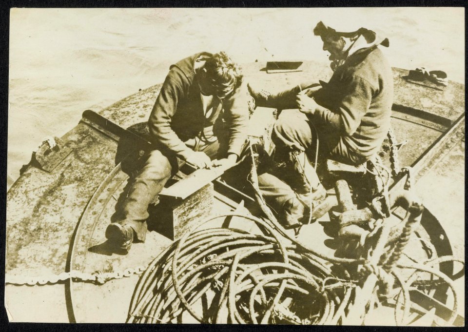 British fleet official photograph. Laying nets from drifters to catch ‘U’ BOATS., Bestanddeelnr 158-0007