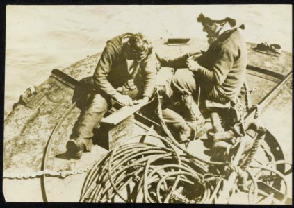 British fleet official photograph. Laying nets from drifters to catch ‘U’ BOATS., Bestanddeelnr 158-0007