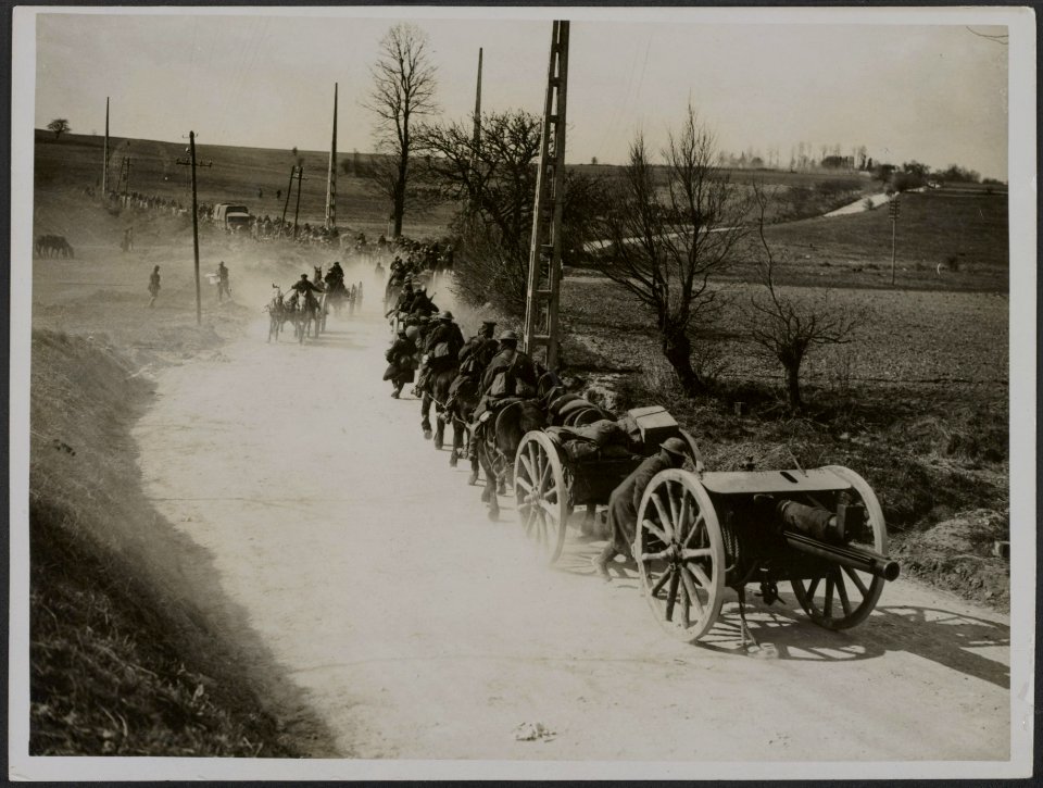 British field guns moving up, Bestanddeelnr 158-2847