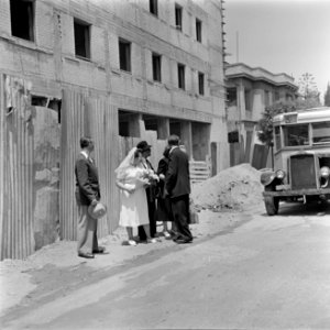 Bruidspaar en familieleden te voet op weg naar huis, vermoedelijk in Haifa, Bestanddeelnr 255-0308